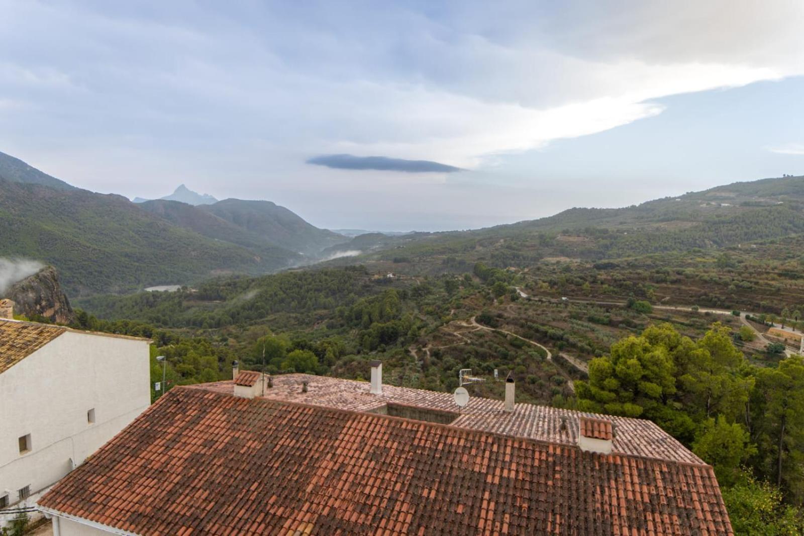 Piso Vistas Montanas Y Mar Apartment เอลกาสเตล เด กัวดาเลสต์ ภายนอก รูปภาพ
